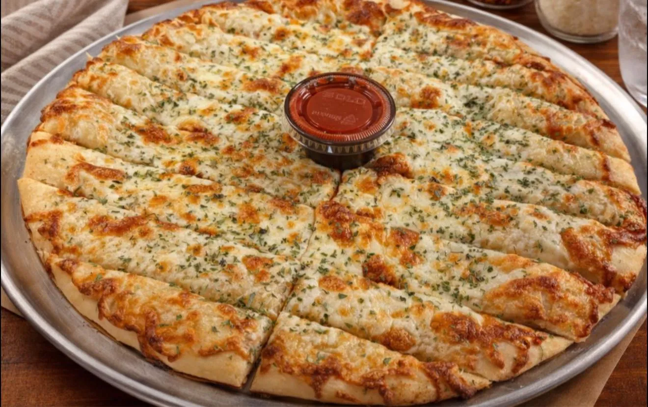 Variedad de vegetales sobre masa fresca